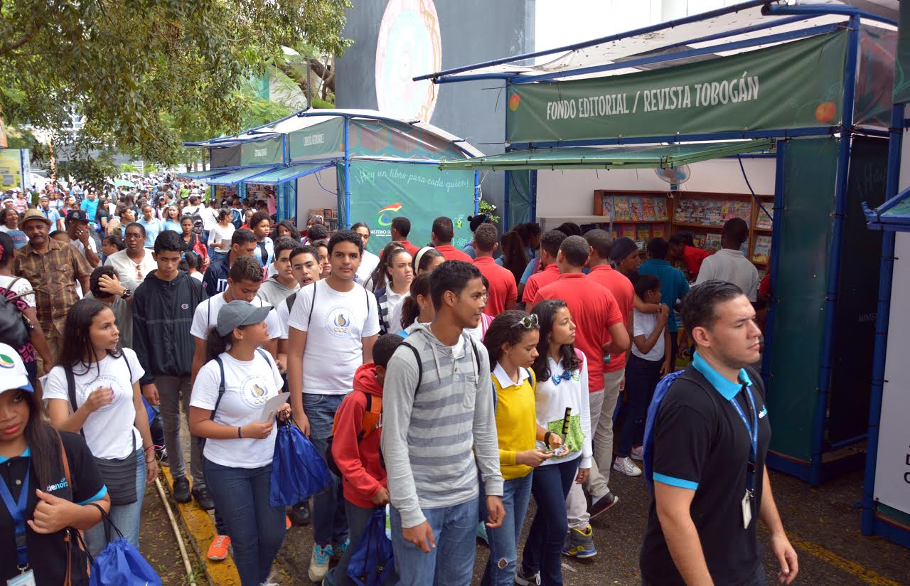 Instante en que los alumnos del Centro Cristiano de Enseñanza recorren la Feria Internacional del Libro, invitados por Edenorte Dominicana