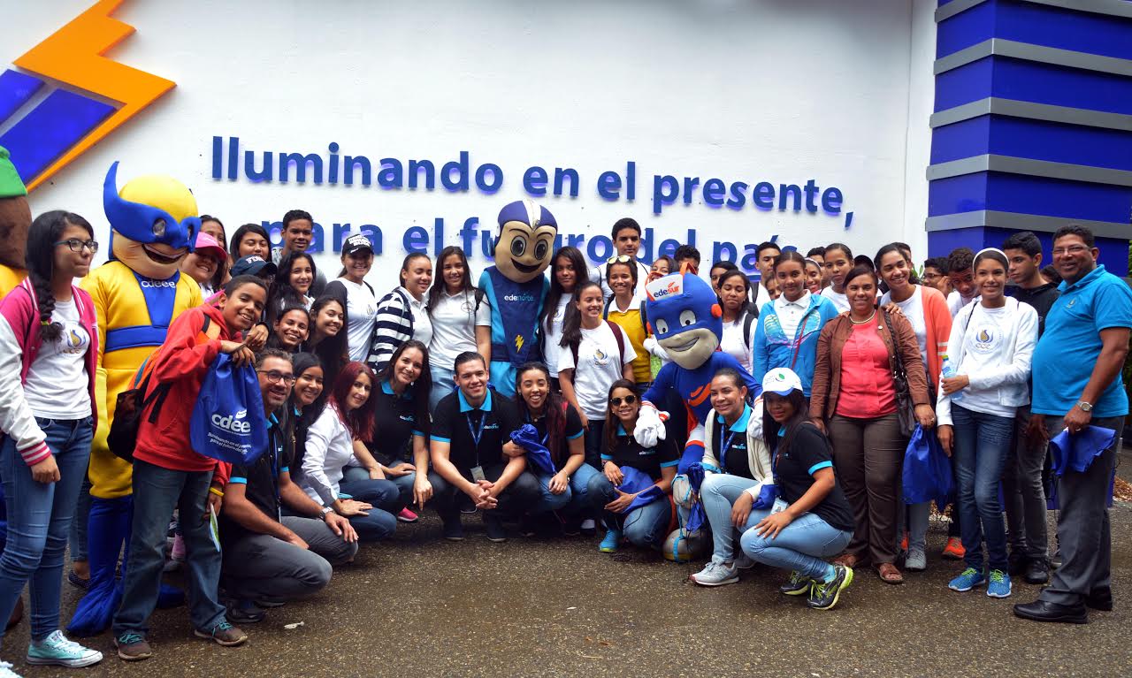 Estudiantes y profesores del Centro Cristiano de Enseñanza frente al stand del sector eléctrico, en la Feria Internacional del Libro.