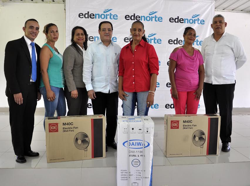 El ingeniero Julio Cesar Correa y otros invitados entregan tres de los regalos sorteados entre las madres.