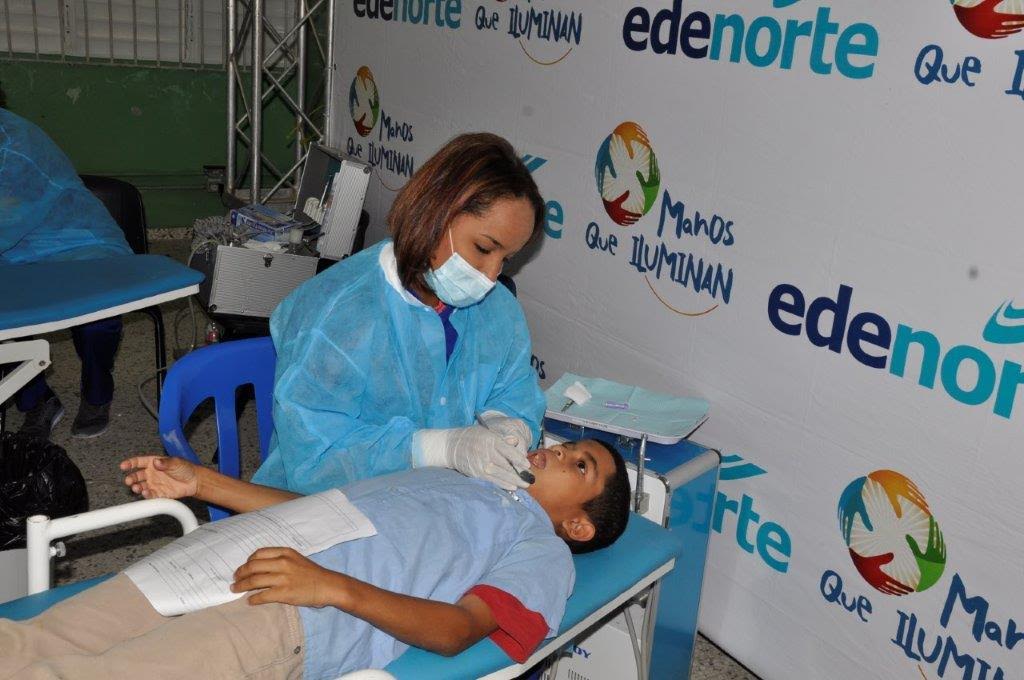 Jornada odontológica realizada por el voluntariado “Manos que iluminan”, en uno de los sectores de Santiago.