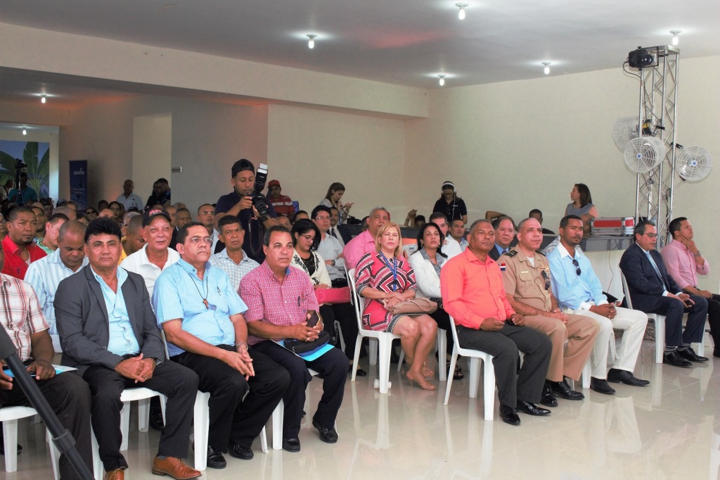 Parte de los residentes en Villa Tapia que se dieron cita en la ceremonia
