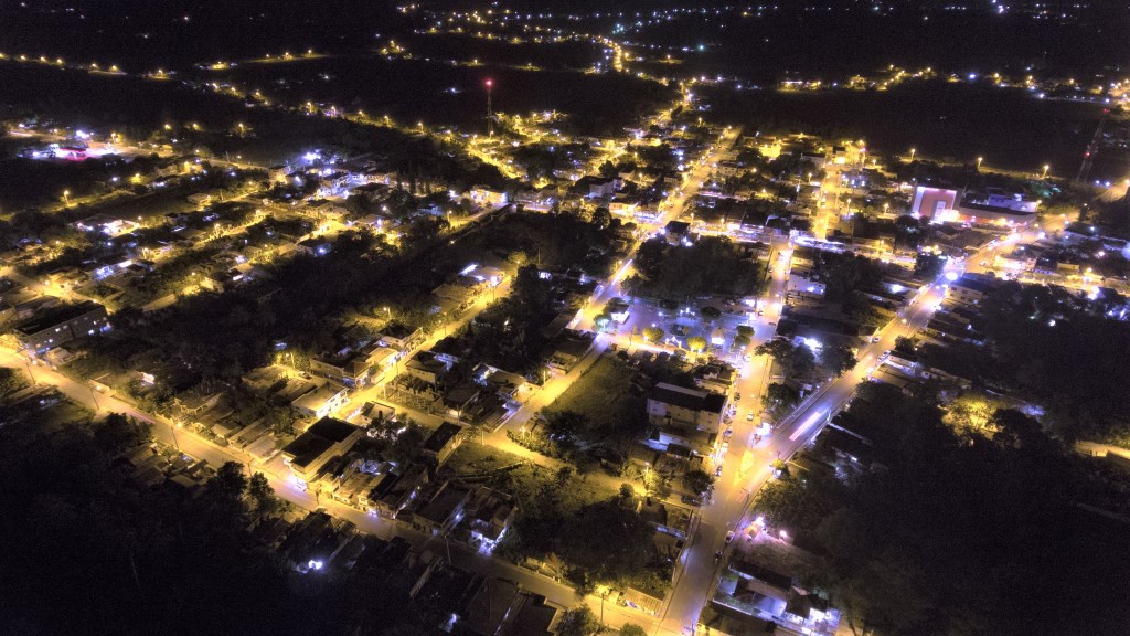 Vista aérea del alumbrado público en Villa Tapia.