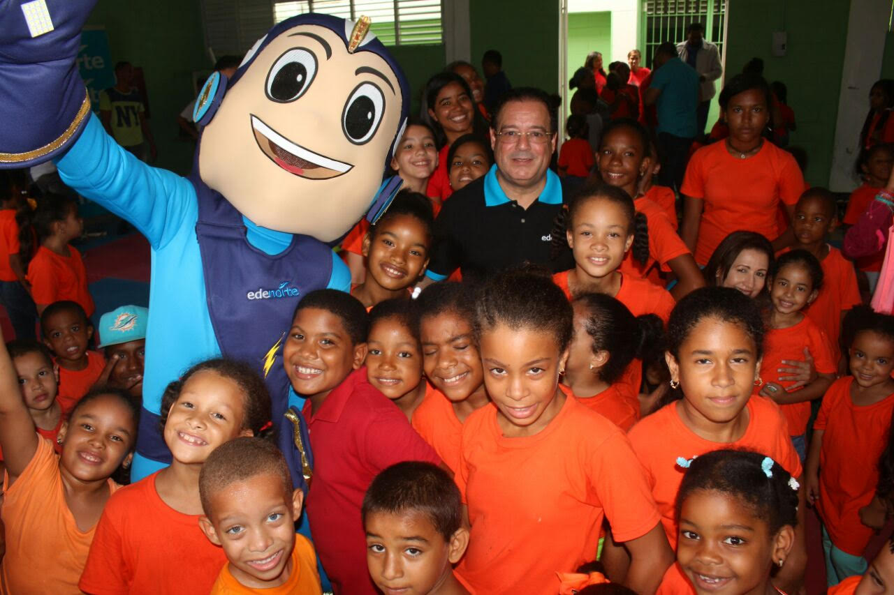 Parte de los niños junto al ingeniero Julio César Correa y Voltio, la mascota de EDENORTE Dominicana.
