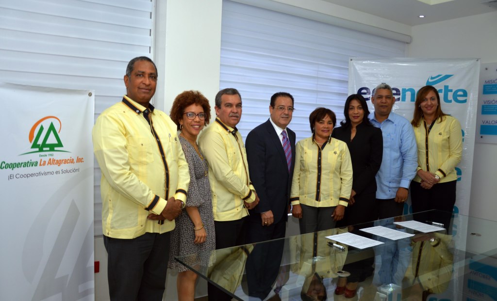 Ejecutivos de EDENORTE y de Cooperativa La Altagracia Incorporada, quienes participaron en la firma del acuerdo interinstitucional