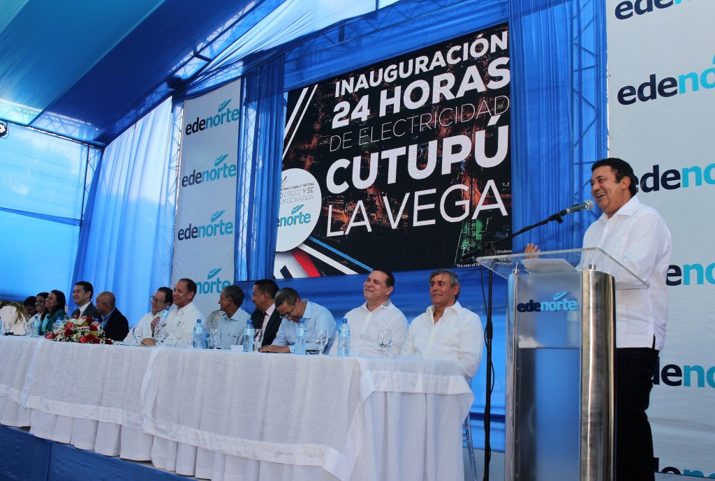 El ingeniero Euclides Sánchez, senador de la República por la provincia La Vega, se dirige a los presentes.