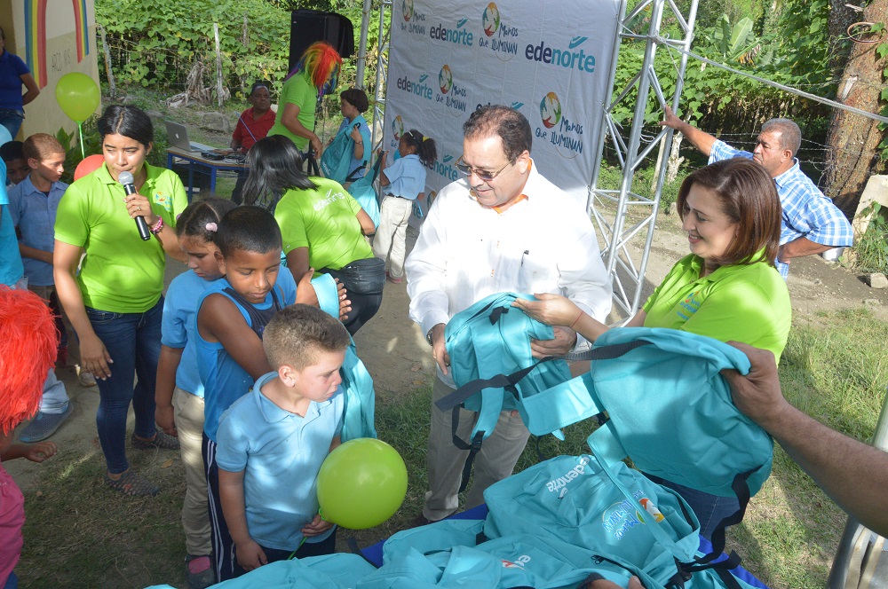 EDENORTE dona mochilas y útiles escolares a estudiantes de escasos recursos económicos