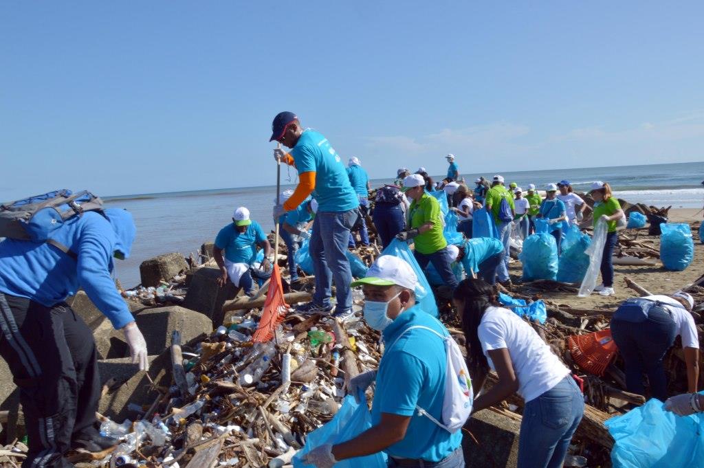 Voluntariado de EDENORTE “Manos que iluminan” limpia playa Matancita, en Nagua