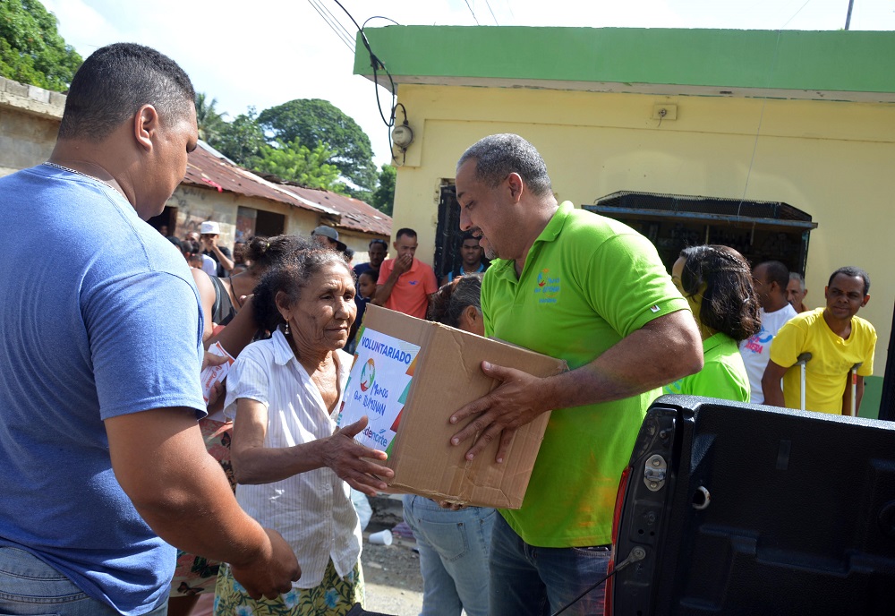 EDENORTE sigue distribución ayudas entre afectados por huracanes