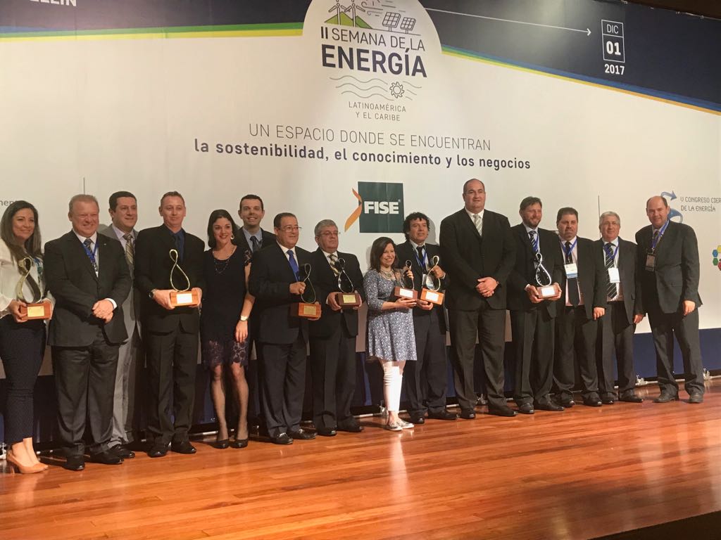 El ingeniero Julio Cesar Correa junto a los representantes de las empresas premiadas.