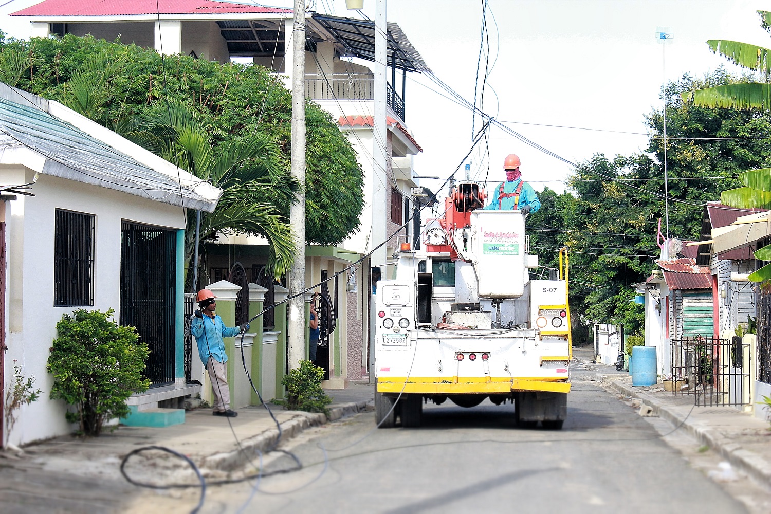 Integran barrios de Moca a servicio continuo de electricidad