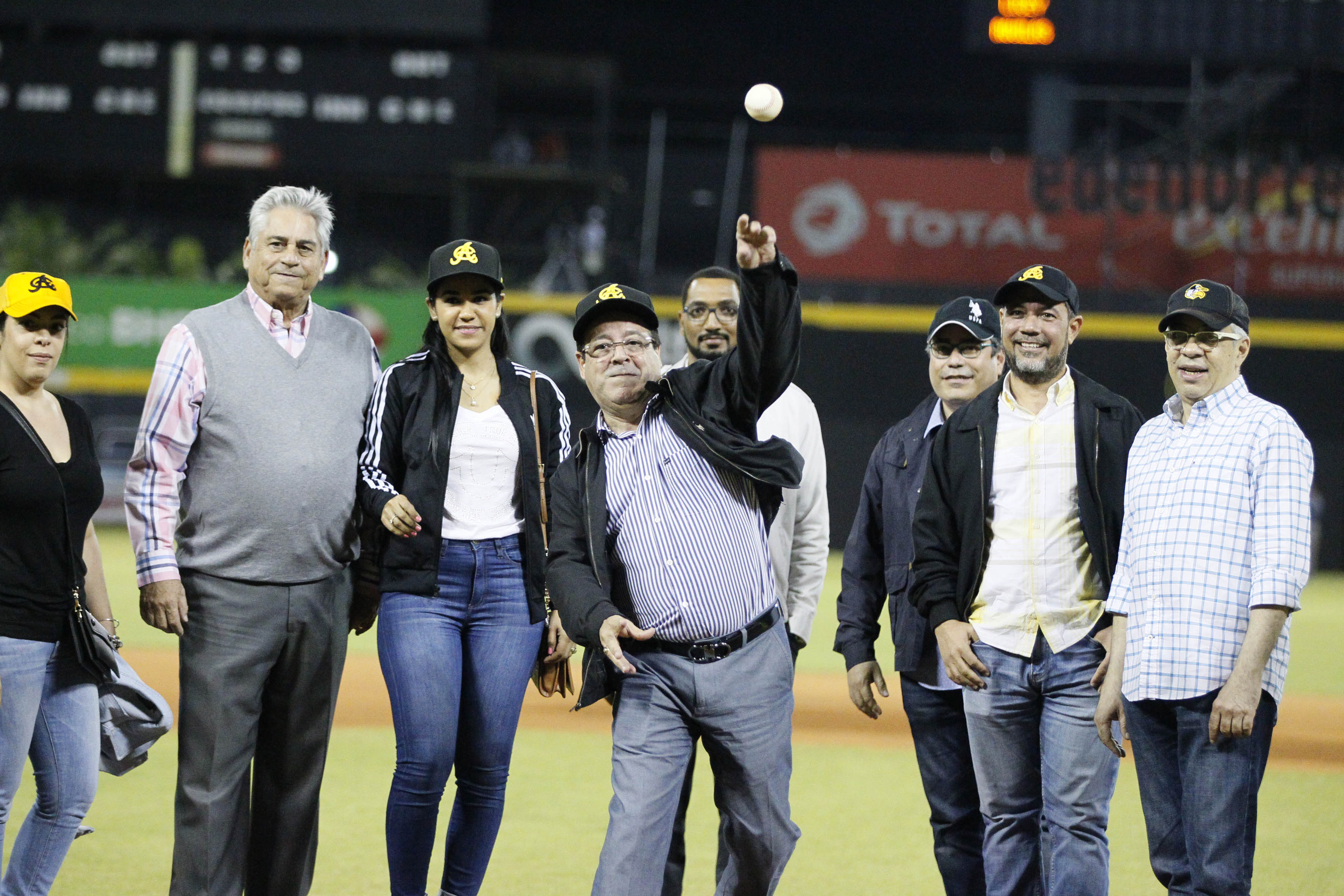 Ingeniero Correa lanza primera bola en estadio Cibao