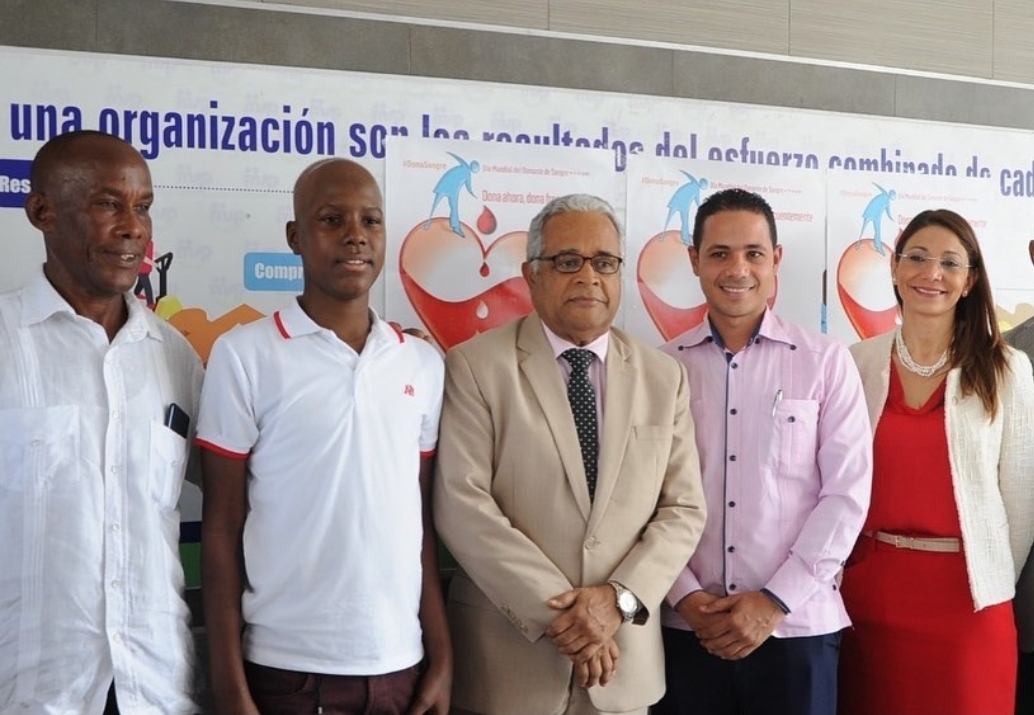 Darwin Grullón, colaborador de EDENORTE Dominicana, junto al ministro de Salud Pública y otras autoridades.