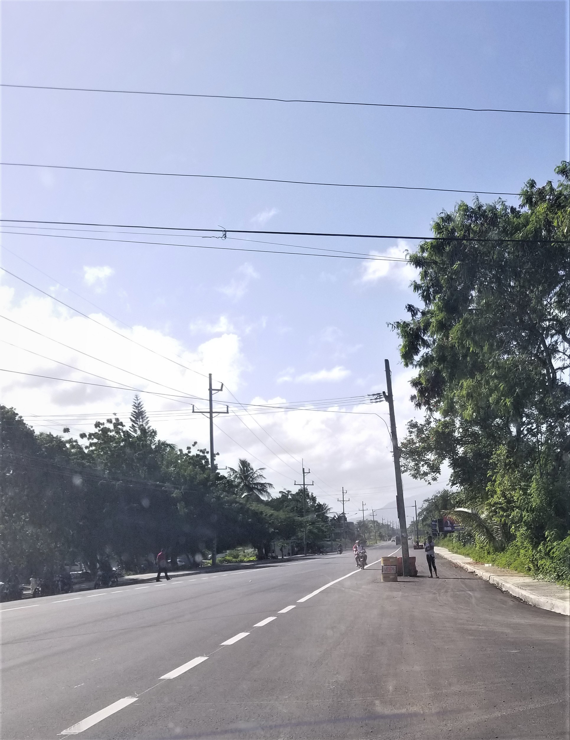 EDENORTE reubica postes de luz en carretera Playa Dorada-Sosúa