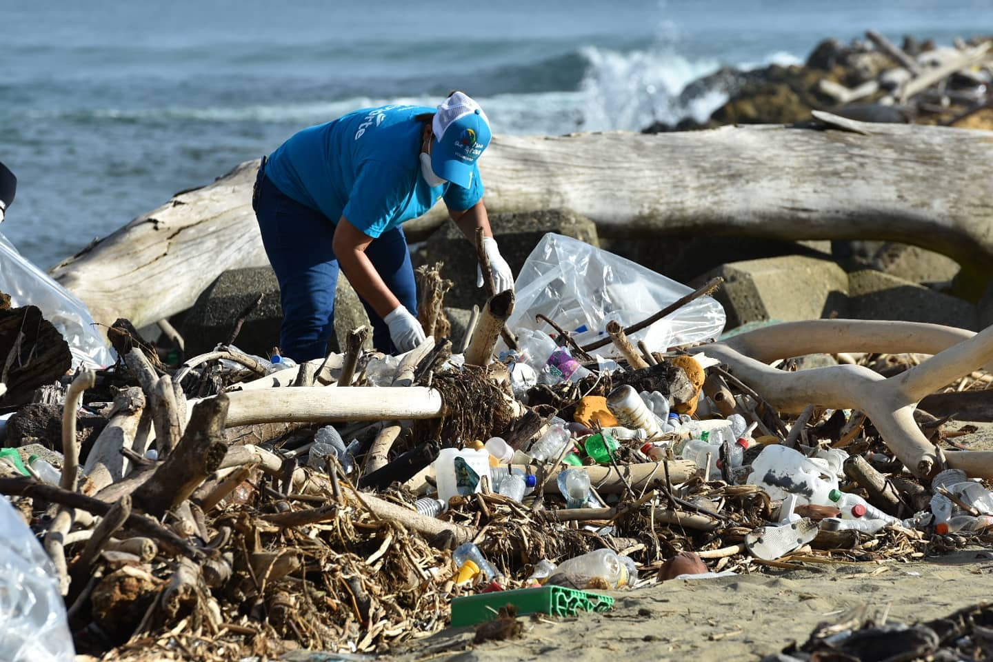EDENORTE realiza jornada de limpieza en playa Matancita, Nagua