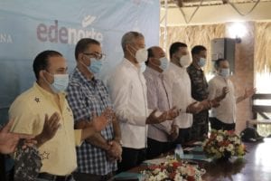 SANTIAGO.- La Empresa Distribuidora de Electricidad del Norte (EDENORTE) dio inicio a los trabajos de adecuación de redes en las comunidades Los Indios y Dicayagua, del municipio de Jánico, de esta provincia. Se tiene previsto que esas labores concluyan en dos semanas, de acuerdo a datos ofrecidos por el ingeniero Andrés Cueto, gerente general de esa institución, al encabezar un encuentro con dirigentes comunitarios y autoridades en Los Indios. El funcionario energético informó que para la ejecución del proyecto se tiene previsto la instalación de 38 postes de hormigón armado y más de dos kilómetros de redes de media y baja tensión. “Vamos a utilizar esos artículos, así como transformadores y luminarias que estaban abandonados en los depósitos de Edenorte y que nuestros técnicos han rehabilitado, con lo que la empresa se ahorrará millones de pesos”, agregó. En la ceremonia las palabras de bienvenida estuvieron a cargo de Danilo Castro, presidente de la Junta de Vecinos de Los Indios, en tanto que Guillermo Collado, presidente en Jánico del Partido Revolucionario Moderno (PRM) agradeció la obra. Correspondió a Augusto Taveras, asesor del Poder Ejecutivo, decir las palabras de exhortación. Dreny Frías, gerente de Sistemas de Edenorte, explicó el sistema de trabajo que se desarrollará y la dirigente comunitaria Nieves Rodríguez hizo la invocación.