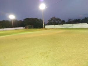 Edenorte y la Alcaldía de aquí iluminaron el play para la práctica de béisbol y softbol, cuya obra quedó recientemente inaugurada.