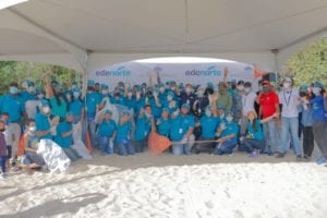 Colaboradores de Edenorte realizan limpieza en playa Cangrejo