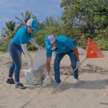 Colaboradores de Edenorte realizan limpieza en playa Cangrejo